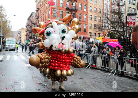 New York City, New York, USA. Feb 25, 2018. Défilé de la nouvelle année lunaire est maintenu à la Chinatown le 25 février 2018 à New York, aux États-Unis. 2018 est l'année de la ''chien'' selon le zodiaque chinois douze-animal système. Crédit : William Volcov/ZUMA/Alamy Fil Live News Banque D'Images