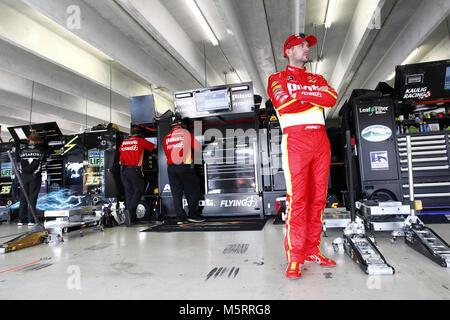 Hampton, Virginia, USA. Feb 23, 2018. 23 février 2018 - Hampton, New York, USA : Michael Annett (5) traîne dans le garage pendant la pratique de la 250 Rinnai à Atlanta Motor Speedway à Hampton, en Géorgie. Crédit : Justin R. Noe Asp Inc/ASP/ZUMA/Alamy Fil Live News Banque D'Images