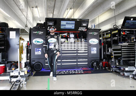 Hampton, Virginia, USA. Feb 23, 2018. 23 février 2018 - Hampton, New York, USA : Ryan Truex (11) traîne dans le garage pendant la pratique de la 250 Rinnai à Atlanta Motor Speedway à Hampton, en Géorgie. Crédit : Justin R. Noe Asp Inc/ASP/ZUMA/Alamy Fil Live News Banque D'Images