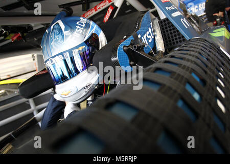 Hampton, Virginia, USA. Feb 24, 2018. 24 février 2018 - Hampton, New York, USA : Kyle Larson (42) traîne dans le garage pendant la pratique pour les plis d'honneur QuikTrip 500 à Atlanta Motor Speedway à Hampton, en Géorgie. Crédit : Justin R. Noe Asp Inc/ASP/ZUMA/Alamy Fil Live News Banque D'Images