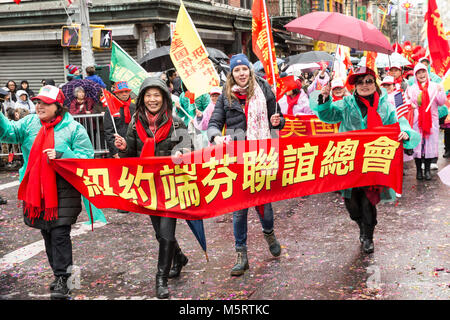 New York, USA. Feb 25, 2018. Atmosphère à 19e défilé de la nouvelle année lunaire dans Chinatown Crédit : lev radin/Alamy Live News Banque D'Images