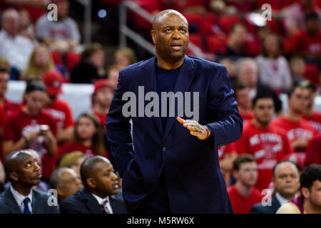 Raleigh, Caroline du Nord, USA. Feb 25, 2018. Florida State Seminoles entraîneur en chef Leonard Hamilton durant la NCAA College Basketball match entre la Florida State Seminoles et la NC State Wolfpack au PNC Arena le dimanche 25 février 2018 à Raleigh, NC. Credit : Cal Sport Media/Alamy Live News Banque D'Images