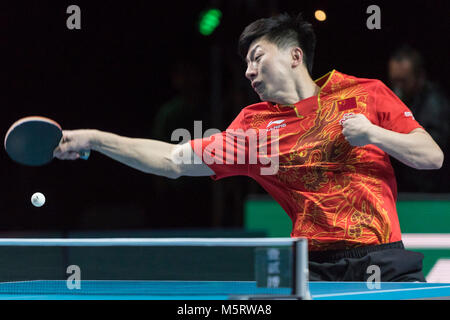 Londres, Royaume-Uni. Feb 25, 2018. Ma Long, de la concurrence de la Chine contre Koki Niwa du Japon au cours de l'équipe masculine à la finale de la Coupe du Monde par équipe de l'ITTF à Londres, Angleterre le 25 février 2018. La Chine a soutenu le titre avec 3-0. Crédit : Stephen Chung/Xinhua/Alamy Live News Banque D'Images