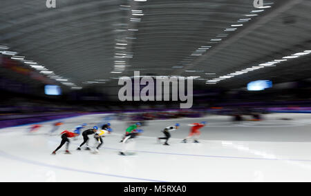 Gangneung, Corée du Sud. Feb 24, 2018. Les athlètes concourent dans l'MenÃ¢â€ départ en masse de patinage de vitesse à l'occasion des Jeux Olympiques d'hiver de PyeongChang 2018 à Gangneung Oval le samedi 24 février 2018. Crédit : Paul Kitagaki Jr./ZUMA/Alamy Fil Live News Banque D'Images