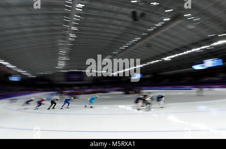 Gangneung, Corée du Sud. Feb 24, 2018. Les athlètes concourent dans l'MenÃ¢â€ départ en masse de patinage de vitesse à l'occasion des Jeux Olympiques d'hiver de PyeongChang 2018 à Gangneung Oval le samedi 24 février 2018. Crédit : Paul Kitagaki Jr./ZUMA/Alamy Fil Live News Banque D'Images