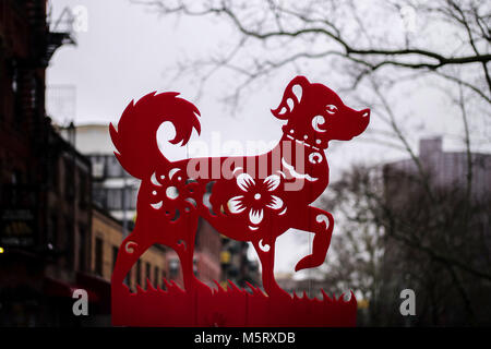 New York, USA. Feb 26, 2018. En forme d'un chien papercutting est représenté au cours de la Nouvelle Année lunaire chinoise défilé dans le quartier chinois de Manhattan de la ville de New York, États-Unis, 10 févr. 26, 2018. Credit : Muzi Li/Xinhua/Alamy Live News Banque D'Images