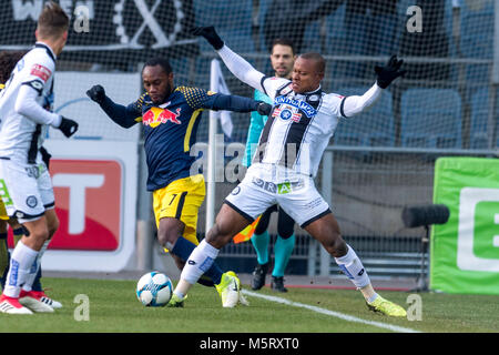 Reinhold Yabo de Red Bull Salzbourg et Emeka Eze de Sturm Graz pendant l'Autriche Bundesliga '' match entre Sturm Graz 2-4 Red Bull Salzbourg à UPC-Arena le 25 février 2018 à Graz, en Autriche. Credit : Maurizio Borsari/AFLO/Alamy Live News Banque D'Images