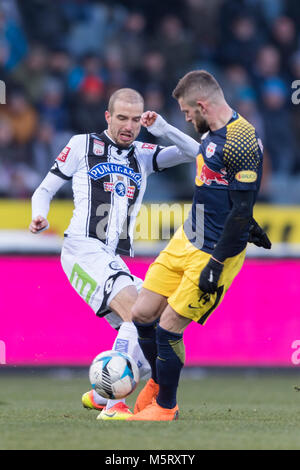 Fabian Koch de Sturm Graz et Valon Berisha de Red Bull Salzbourg pendant l 'Autriche' match de Bundesliga entre Sturm Graz 2-4 Red Bull Salzbourg à UPC-Arena le 25 février 2018 à Graz, en Autriche. Credit : Maurizio Borsari/AFLO/Alamy Live News Banque D'Images