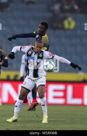 Emeka Eze de Sturm Graz et Diadie Samassekou de Red Bull Salzbourg pendant l 'Autriche' match de Bundesliga entre Sturm Graz 2-4 Red Bull Salzbourg à UPC-Arena le 25 février 2018 à Graz, en Autriche. Credit : Maurizio Borsari/AFLO/Alamy Live News Banque D'Images