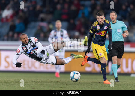 Emeka Eze de Sturm Graz et Valon Berisha de Red Bull Salzbourg pendant l 'Autriche' match de Bundesliga entre Sturm Graz 2-4 Red Bull Salzbourg à UPC-Arena le 25 février 2018 à Graz, en Autriche. Credit : Maurizio Borsari/AFLO/Alamy Live News Banque D'Images