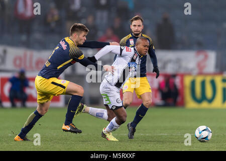 Emeka Eze de Sturm Graz et Duje Caleta-Car de Red Bull Salzbourg pendant l 'Autriche' match de Bundesliga entre Sturm Graz 2-4 Red Bull Salzbourg à UPC-Arena le 25 février 2018 à Graz, en Autriche. Credit : Maurizio Borsari/AFLO/Alamy Live News Banque D'Images