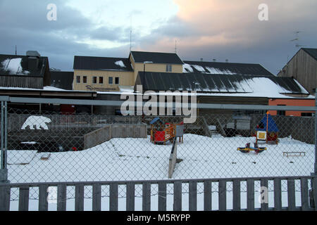 (180226) -- LONGYEARBYEN, 26 février 2018 (Xinhua) -- une clôture est mis à l'extérieur d'un jardin d'enfants pour éviter les attaques d'ours polaires à Longyearbyen, la Norvège le 25 février 2018. (Xinhua/Liang (zxj Youchang)) Banque D'Images