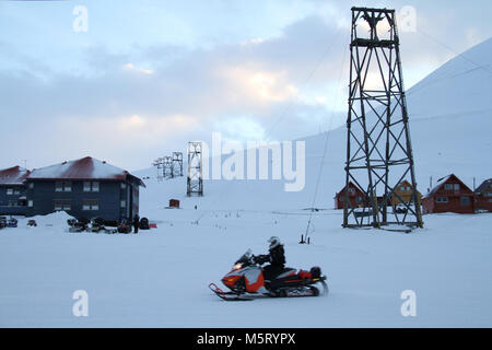 (180226) -- LONGYEARBYEN, 26 février 2018 (Xinhua) -- une motoneige s'exécute dans la rue de Longyearbyen, la Norvège le 25 février 2018. (Xinhua/Liang (zxj Youchang)) Banque D'Images