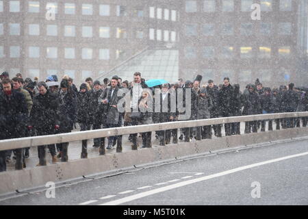 Le Pont de Londres. Feb 26, 2018. Météo britannique. À partir de la neige sur le pont de Londres ce matin. Photo Jeremy Selwyn Crédit : Evening Standard Banque D'Images
