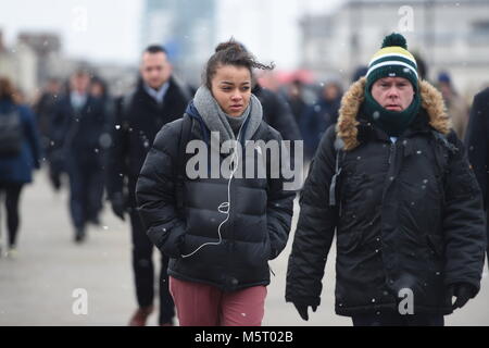 Le Pont de Londres. Feb 26, 2018. Météo britannique. À partir de la neige sur le pont de Londres ce matin. Photo Jeremy Selwyn Crédit : Evening Standard Banque D'Images