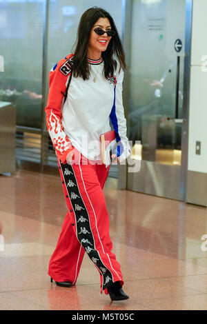 Tokyo, Japon. Feb 26, 2018. Kourtney Kardashian est vu à son arrivée à l'Aéroport International de Tokyo Haneda. La Kardashian's s'est posé après presque 2 heures de retard sur leur fuite. Credit : AFLO/Alamy Live News Banque D'Images