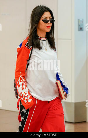 Tokyo, Japon. Feb 26, 2018. Kourtney Kardashian est vu à son arrivée à l'Aéroport International de Tokyo Haneda. La Kardashian's s'est posé après presque 2 heures de retard sur leur fuite. Credit : AFLO/Alamy Live News Banque D'Images