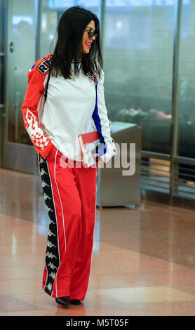 Tokyo, Japon. Feb 26, 2018. Kourtney Kardashian est vu à son arrivée à l'Aéroport International de Tokyo Haneda. La Kardashian's s'est posé après presque 2 heures de retard sur leur fuite. Credit : AFLO/Alamy Live News Banque D'Images