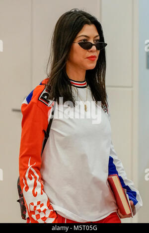 Tokyo, Japon. Feb 26, 2018. Kourtney Kardashian est vu à son arrivée à l'Aéroport International de Tokyo Haneda. La Kardashian's s'est posé après presque 2 heures de retard sur leur fuite. Credit : AFLO/Alamy Live News Banque D'Images