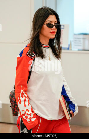 Tokyo, Japon. Feb 26, 2018. Kourtney Kardashian est vu à son arrivée à l'Aéroport International de Tokyo Haneda. La Kardashian's s'est posé après presque 2 heures de retard sur leur fuite. Credit : AFLO/Alamy Live News Banque D'Images