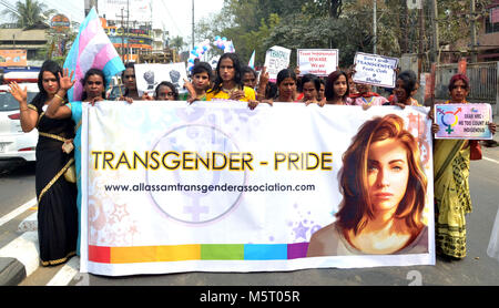 Guwahati, Assam, Inde. Feb 25, 2018. Les membres de la communauté transgenre et de supports à pied au cours d'une manifestation contre les transgenres (Protection des droits) Le projet de loi 2016. Crédit : David Talukdar/Alamy Live News Banque D'Images