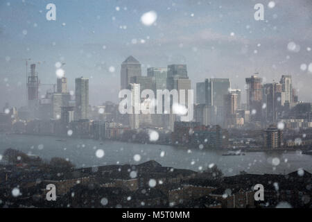 Londres, Royaume-Uni. Feb 26, 2018. Météo France : Blizzard neige sur Canary Wharf London inc. les bâtiments du parc d'affaires au cours de la récente baisse de la température de congélation surnommé 'la bête de l'Est' réunissant les conditions de l'Arctique à la ville. Des températures de -5 °C ont été enregistrées pendant la nuit dans certaines zones rurales, le plus froid de marquage avant mars sort depuis 1986. Crédit : Guy Josse/Alamy Live News Banque D'Images
