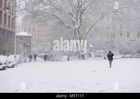 Rome, Italie. Feb 26, 2018. Les gens sous la neige qui tombe sur la Piazza San Cosimato Crédit : marco varrone/Alamy Live News Banque D'Images