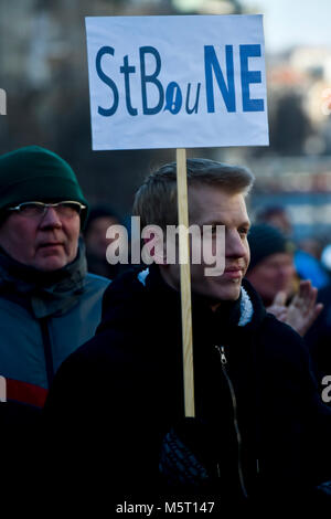 Des centaines de personnes ont pris part à une manifestation en faveur de la liberté, de la démocratie et de l'entreprise qui a eu lieu sur la place Venceslas de Prague, en République tchèque, le 25 février 2018, à l'occasion du 70e anniversaire de le coup d'État communiste en Tchécoslovaquie. Certains des participants ont porté des banderoles avec des slogans anti-communiste et les critiques du premier ministre actuel dans la résignation Andrej Babis. Dans le discours d'ouverture, les organisateurs ont rejeté un possible retour des communistes au pouvoir et le gouvernement d'une partie. Ils ont rappelé des centaines de milliers de victimes du régime communiste (années 1948 - 1989). (CTK Phot Banque D'Images