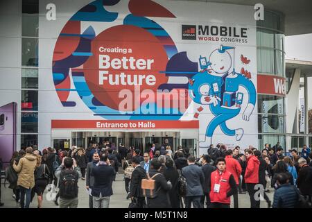 Barcelone, Espagne. Feb 26, 2018. Barcelone, Espagne. Février 26, 2018 : Les Visiteurs entrez le lieu Fira Gran Via que la conférence annuelle Le Mobile World Congress, l'un des événements les plus importants pour les technologies mobiles et une rampe de lancement pour les smartphones, les technologies d'avenir, des appareils et périphériques vous ouvre ses portes. L'édition 2018 s'exécute sous le thème général de "la création d'un avenir meilleur". Credit : Matthias Rickenbach/Alamy Live News Banque D'Images