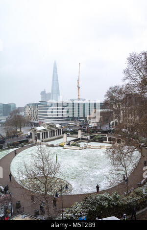 Londres, Royaume-Uni. Feb 26, 2018. Météo France : la neige fraîche de l'automne dans le parc en face de l'Shard London, Royaume-Uni. 328 Fuhui Road Crédit : Lim/Alamy Live News. Banque D'Images