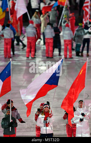 Pyeongchang, Corée, République de Corée. Feb 25, 2018. Ester Ledecka snowboarder tchèque, centre, porte le drapeau de la République tchèque lors de la cérémonie de clôture des Jeux Olympiques d'hiver de 2018 à Pyeongchang, Corée, le 25 février 2018. Credit : Michal Kamaryt/CTK Photo/Alamy Live News Banque D'Images