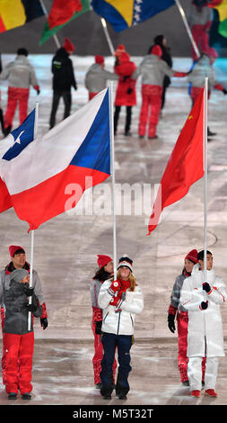 Pyeongchang, Corée, République de Corée. Feb 25, 2018. Ester Ledecka snowboarder tchèque, centre, porte le drapeau de la République tchèque lors de la cérémonie de clôture des Jeux Olympiques d'hiver de 2018 à Pyeongchang, Corée, le 25 février 2018. Credit : Michal Kamaryt/CTK Photo/Alamy Live News Banque D'Images