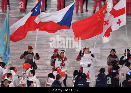 Pyeongchang, Corée, République de Corée. Feb 25, 2018. Ester Ledecka snowboarder tchèque, centre, porte le drapeau de la République tchèque lors de la cérémonie de clôture des Jeux Olympiques d'hiver de 2018 à Pyeongchang, Corée, le 25 février 2018. Credit : Michal Kamaryt/CTK Photo/Alamy Live News Banque D'Images