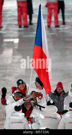 Pyeongchang, Corée, République de Corée. Feb 25, 2018. Les athlètes tchèques avec le drapeau de selfies la République tchèque lors de la cérémonie de clôture des Jeux Olympiques d'hiver de 2018 à Pyeongchang, Corée, le 25 février 2018. Credit : Michal Kamaryt/CTK Photo/Alamy Live News Banque D'Images