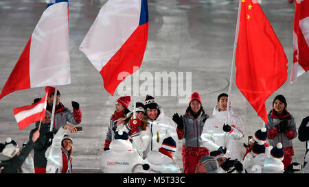 Pyeongchang, Corée, République de Corée. Feb 25, 2018. Ester Ledecka snowboarder tchèque, centre, porte le drapeau de la République tchèque lors de la cérémonie de clôture des Jeux Olympiques d'hiver de 2018 à Pyeongchang, Corée, le 25 février 2018. Credit : Michal Kamaryt/CTK Photo/Alamy Live News Banque D'Images