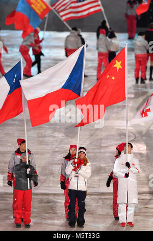 Pyeongchang, Corée, République de Corée. Feb 25, 2018. Ester Ledecka snowboarder tchèque, centre, porte le drapeau de la République tchèque lors de la cérémonie de clôture des Jeux Olympiques d'hiver de 2018 à Pyeongchang, Corée, le 25 février 2018. Credit : Michal Kamaryt/CTK Photo/Alamy Live News Banque D'Images