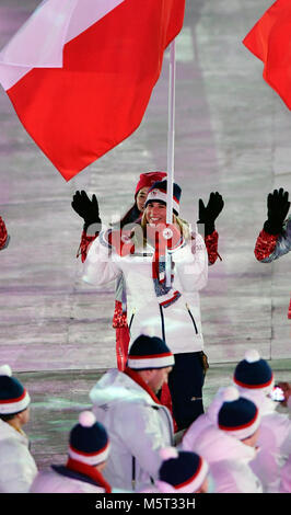 Pyeongchang, Corée, République de Corée. Feb 25, 2018. Ester Ledecka snowboarder tchèque, centre, porte le drapeau de la République tchèque lors de la cérémonie de clôture des Jeux Olympiques d'hiver de 2018 à Pyeongchang, Corée, le 25 février 2018. Credit : Michal Kamaryt/CTK Photo/Alamy Live News Banque D'Images