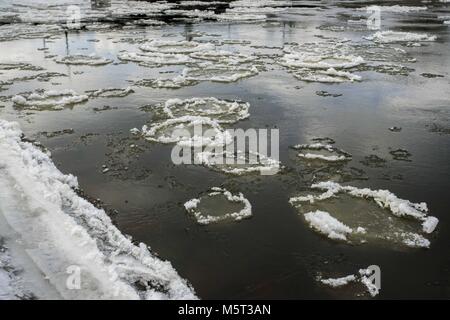 Poznan, Pologne, Grande Pologne. Feb 26, 2018. Dans les derniers jours, la Pologne a subi les plus grands froids de l'hiver. Synoptiques mettent en garde contre les prochains jours (surtout les nuits), qui pourraient être encore plus froid. Pour la région de Wielkopolska, la température minimum est prévu à partir de -15° C à -13 Â Â° C, localement à -18° Â C la nuit. Température maximale dans la journée, à partir de -8° C à -5 Â Â° C. La température minimale prévue dans le pays sera -25 Â°C, -23 Â° C dans le nord-est et dans les bassins des Carpates la nuit suivante. Credit : Dawid Tatarkiewicz/ZUMA/Alamy Fil Live News Banque D'Images