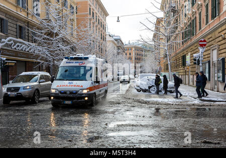 Rome, Italie. 26 Février, 2018. Une ambulance répondant à un appel d'urgence courses le long d'une rue mouillée à Rome. Beaucoup de neige est tombée durant les premières heures du lundi matin dans la capitale italienne. Toutes les écoles avaient été fermées en prévision de la tempête. Crédit : Stephen Bisgrove/Alamy Live News Banque D'Images