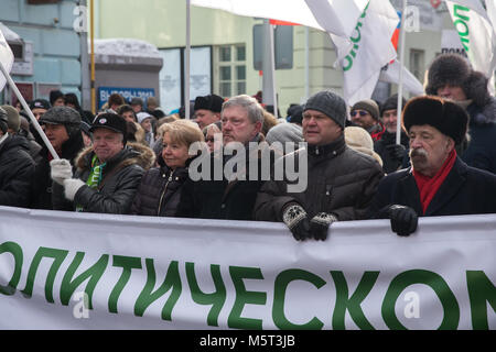 Moscou, Russie. 25 février 2018. Dans le centre de gauche : leader du parti Iabloko Emilia Slabunova, candidat à la présidence du parti Iabloko Grigori Iavlinski et président de la section moscovite de l'Parti Yabloko Sergei Mitrokhin, prendre part à une marche en mémoire de politicien russe et leader de l'opposition, Boris Nemtsov à la veille du 3e anniversaire de sa mort. Boris Nemtsov a été abattu le pont Moskvoretsky Bolchoï dans la soirée du 27 février 2015. Credit : Victor/Vytolskiy Alamy Live News Banque D'Images