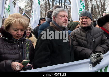 Moscou, Russie. 25 février 2018. De gauche à droite : le leader du parti Iabloko Emilia Slabunova, candidat à la présidence du parti Iabloko Grigori Iavlinski et président de la section moscovite de l'Parti Yabloko Sergei Mitrokhin, prendre part à une marche en mémoire de politicien russe et leader de l'opposition, Boris Nemtsov à la veille du 3e anniversaire de sa mort. Boris Nemtsov a été abattu le pont Moskvoretsky Bolchoï dans la soirée du 27 février 2015. Credit : Victor/Vytolskiy Alamy Live News Banque D'Images