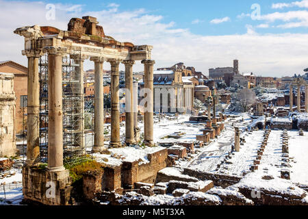 Rome, Italie. Feb 26, 2018. Bourane, un vent de congélation de Sibérie hits Rome avec des températures glaciales et de la neige. Crédit : Fabrizio Troiani/Alamy Live News Banque D'Images