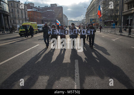 Moscou, Russie. 25 février 2018. Les gens prennent part à une marche en mémoire de politicien russe et leader de l'opposition, Boris Nemtsov à la veille du 3e anniversaire de sa mort. Boris Nemtsov a été abattu le pont Moskvoretsky Bolchoï dans la soirée du 27 février 2015. Credit : Victor/Vytolskiy Alamy Live News