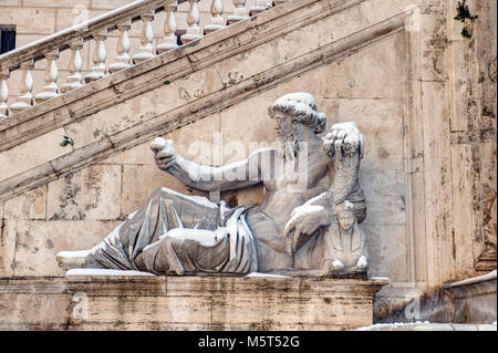 Rome, Italie. Feb 26, 2018. Une neige rare en raison d'une basse pression de l'Arctique une couverture de gauche sur la ville capitale monuments et forcés de fermer les écoles et les transports publics, les paralized dans l'image le Campidoglio (Crédit photo : AGENZIA SINTESI/Alamy Live News Banque D'Images