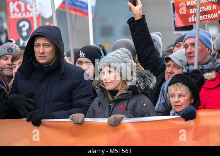 Moscou, Russie. 25 février 2018. Homme politique Dmitri Goudkov, Ksenia Sobchak (L-R au milieu), candidat à la présidence de l'Initiative Civique Capital Initsiativa [partie], prendre part à une marche en mémoire de politicien russe et leader de l'opposition, Boris Nemtsov à la veille du 3e anniversaire de sa mort. Boris Nemtsov a été abattu le pont Moskvoretsky Bolchoï dans la soirée du 27 février 2015. Credit : Victor/Vytolskiy Alamy Live News Banque D'Images