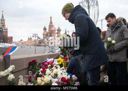 Moscou, Russie. 25 février 2018. Les gens déposent des fleurs au lieu de l'assassinat du leader de l'opposition russe Boris Nemtsov dans à la veille du 3e anniversaire de sa mort. Boris Nemtsov a été abattu le pont Moskvoretsky Bolchoï dans la soirée du 27 février 2015. Credit : Victor/Vytolskiy Alamy Live News Banque D'Images