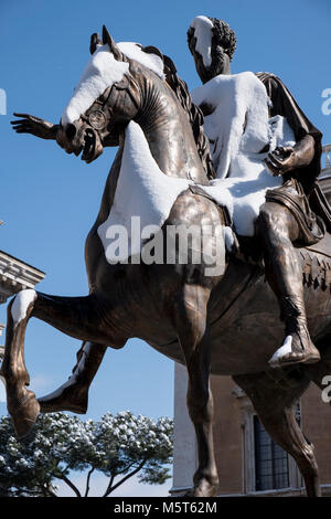 Rome, Italie. 26 février 2018. Rome est devenu un des rares pays merveilleux de l'hiver avec l'ensemble de ses sites célèbres couvertes de neige.La statue de Marco Aurelio intérieur du Capitole avec la neige. Credit : Camilla66/Alamy Live News Banque D'Images