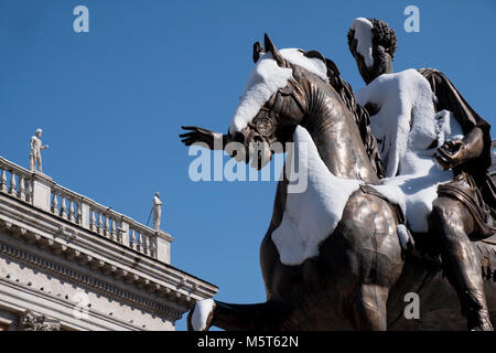 Rome, Italie. 26 février 2018. Rome est devenu un des rares pays merveilleux de l'hiver avec l'ensemble de ses sites célèbres couvertes de neige.La statue de Marco Aurelio intérieur du Capitole avec la neige. Credit : Camilla66/Alamy Live News Banque D'Images