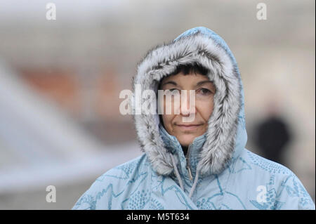 Londres, Royaume-Uni. 26 février 2018. Les touristes et les employés de bureau de l'expérience temps de gel comme les vents de l'Arctique présenté par 'La Bête de l'Est' système météo arrive au Royaume-Uni. Crédit : Stephen Chung / Alamy Live News Banque D'Images