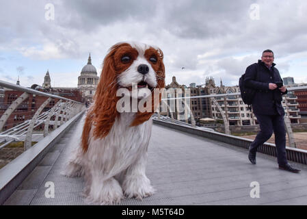 Londres, Royaume-Uni. 26 février 2018. Un chien géant est visible sur le pont du Millénaire. Crédit : Stephen Chung / Alamy Live News Banque D'Images